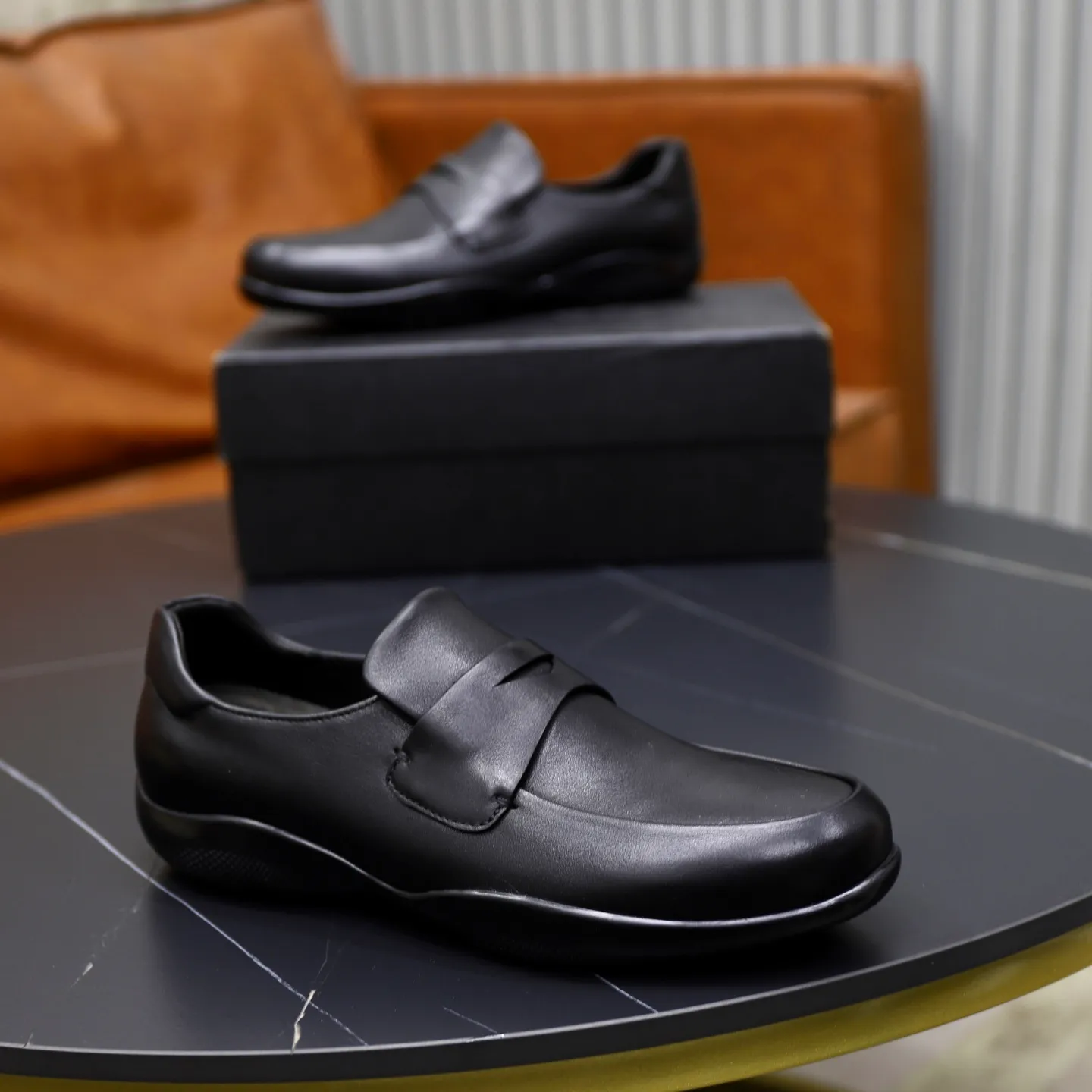 Factory price: 600💰Top original order Brand: PRADA (Prada) Standard code: Men's size 38/44 (45 can be customized) Grade: Same as the official website Material: Original cowhide surface, cowhide lining, original wear-resistant soft outsole Style category: casual sports shoes, young fashion, European and American trends, British style Color: actual picture color